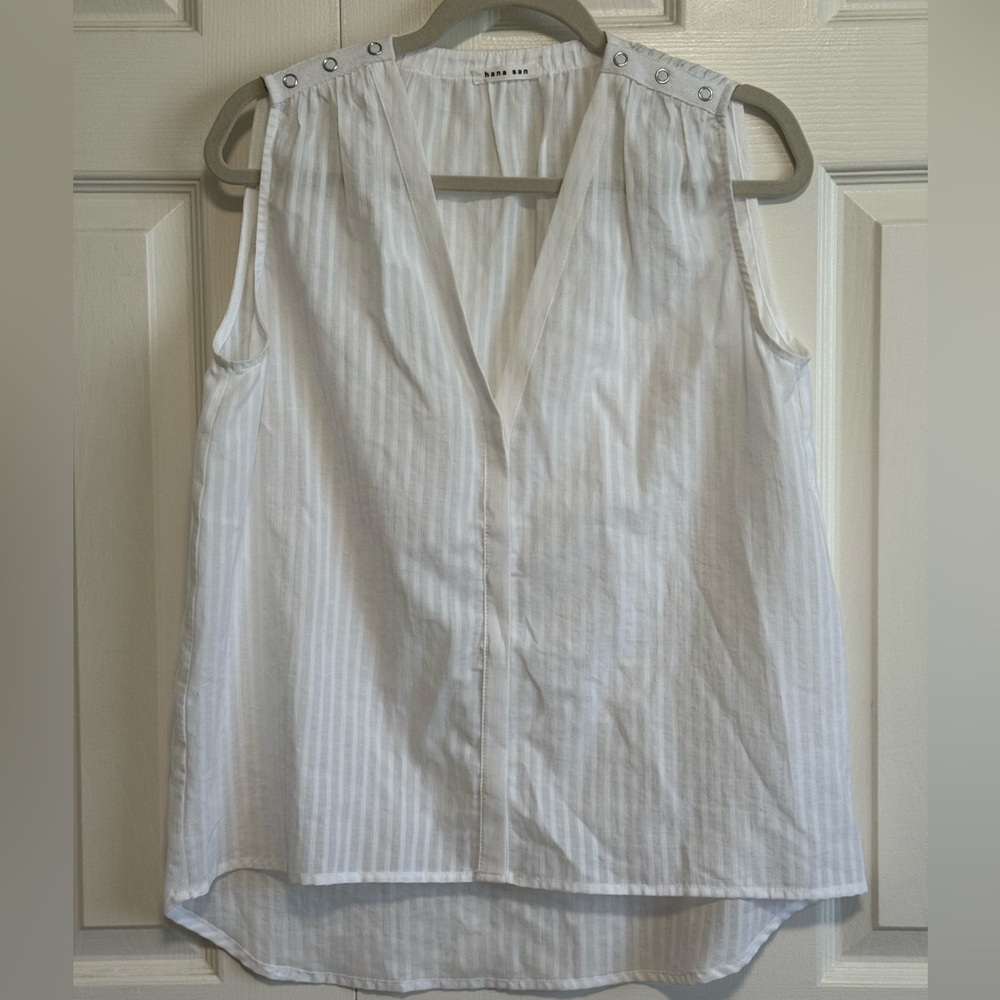 Hanna San White sleeveless V-neck, button-down cotton shirt. Snap shoulder. L
